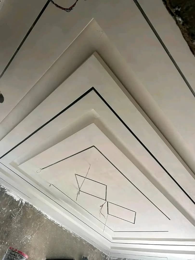 Layered linear POP ceiling