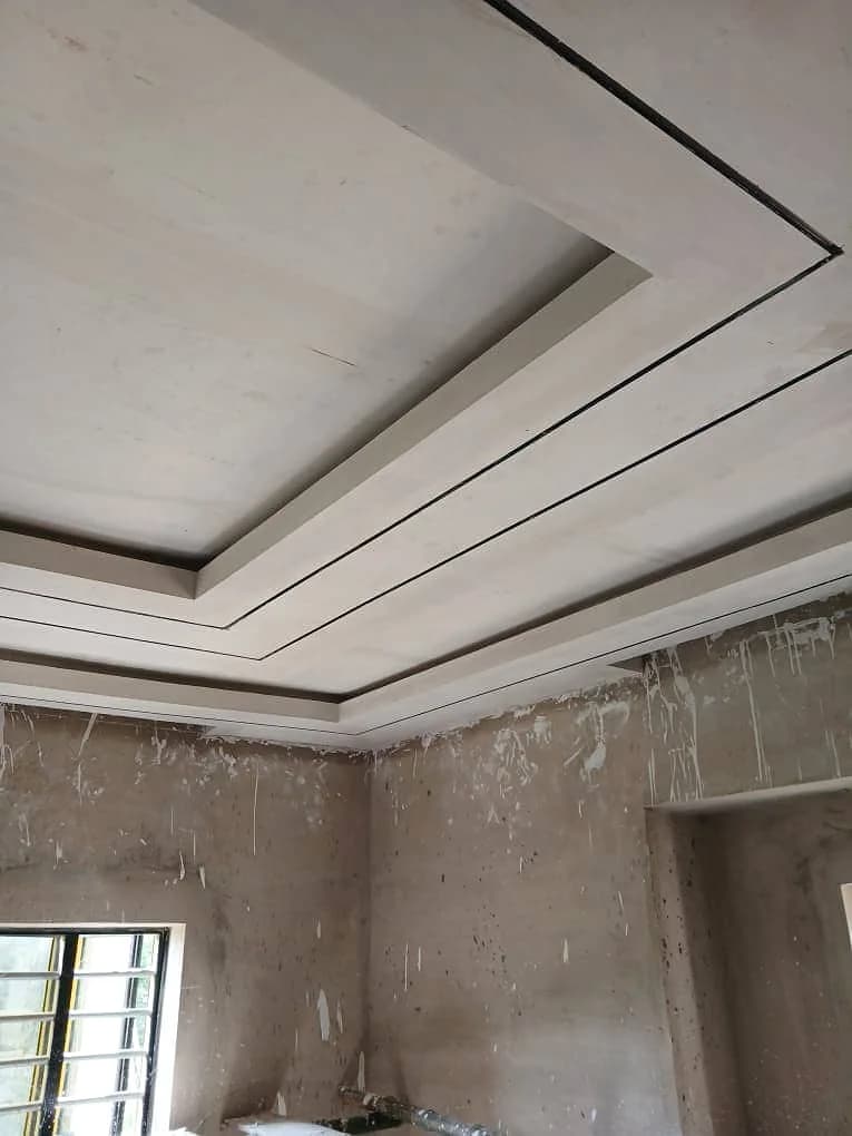 Tiered perimeter ceiling