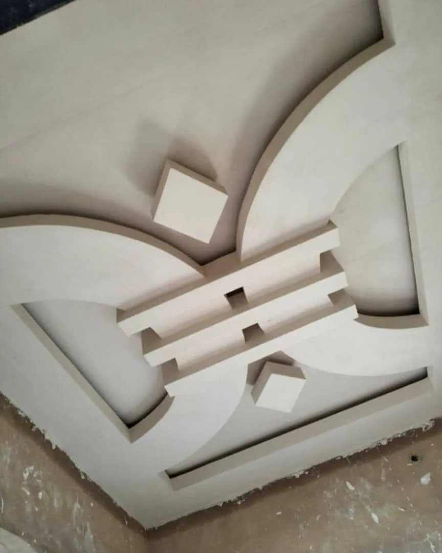 Curved layered POP centrepiece