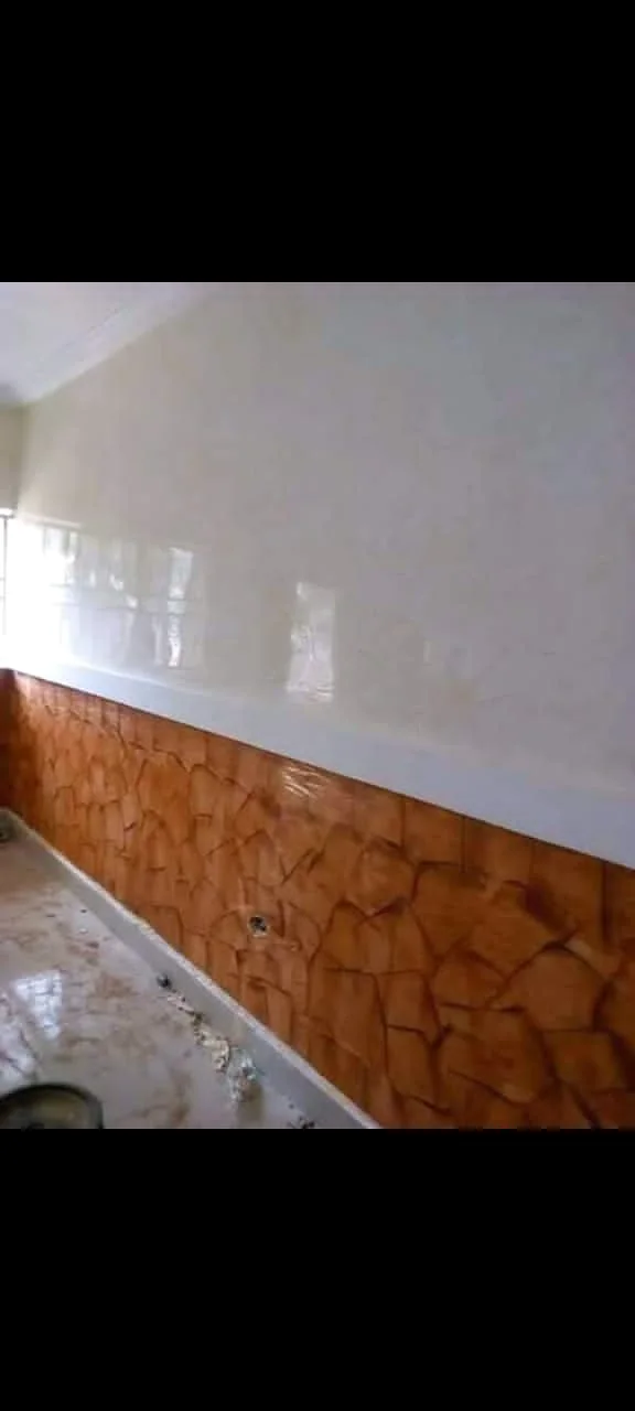 Honey marble wainscot detail