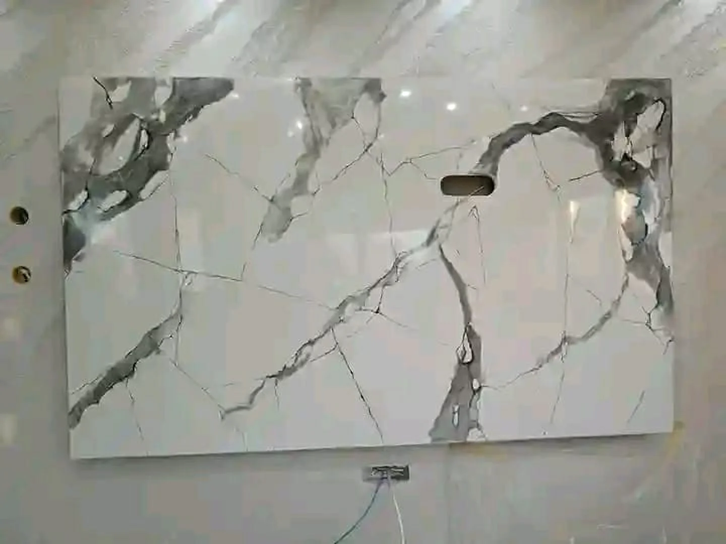 Monochrome marble-effect wall